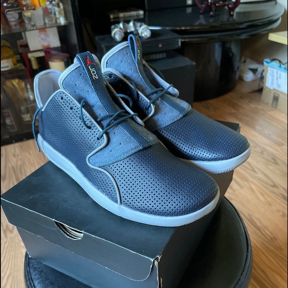 Brand new NEVER WORN men’s Jordan LDN’s.